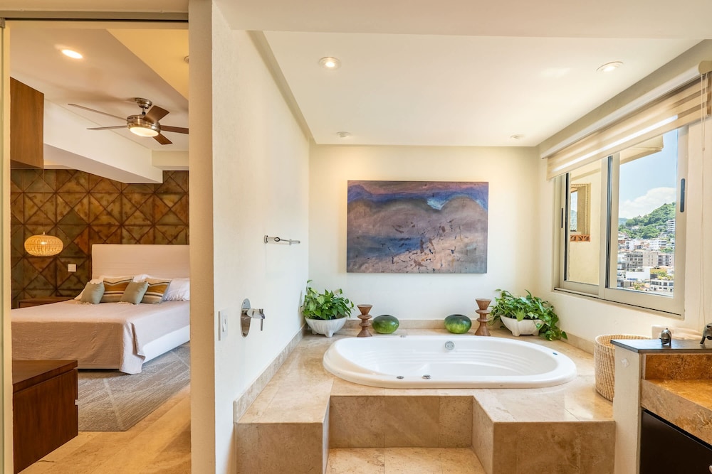 Ocean Front Amazing Views and Location Sleeps 8