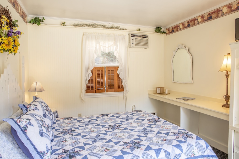 The Chimney Rock Inn & Cottages