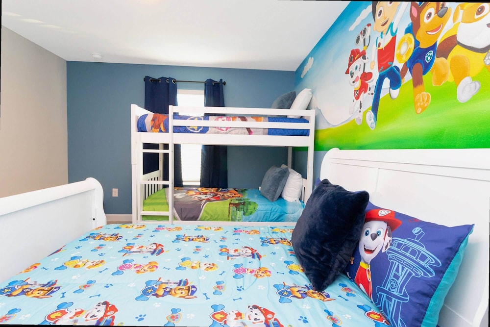 Stylish 4Bd w Lake View Pool Kids Themed Room