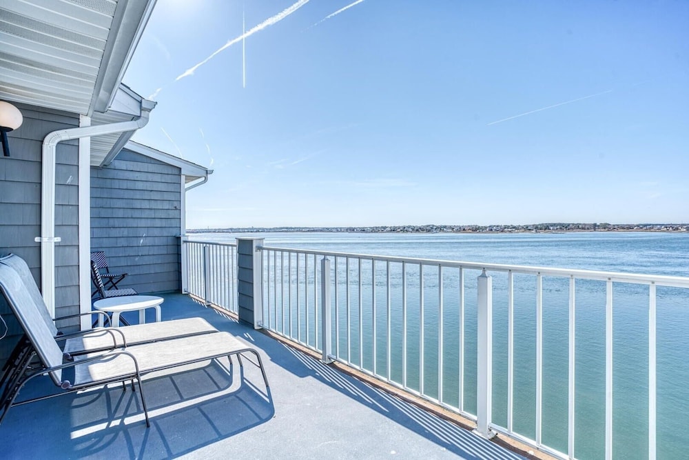 Harbour Island 402m 2 Bedroom Condo