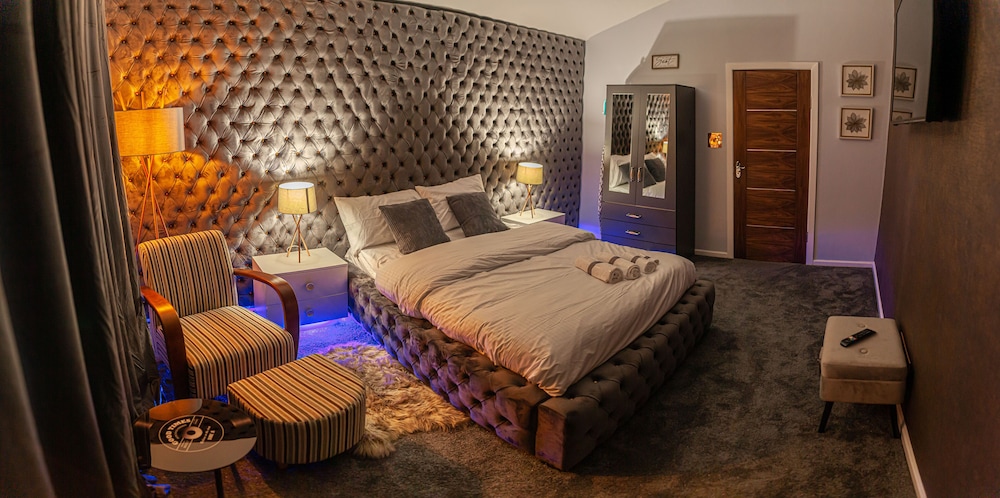 Impeccable 1-bed Apartment in Birmingham view 5