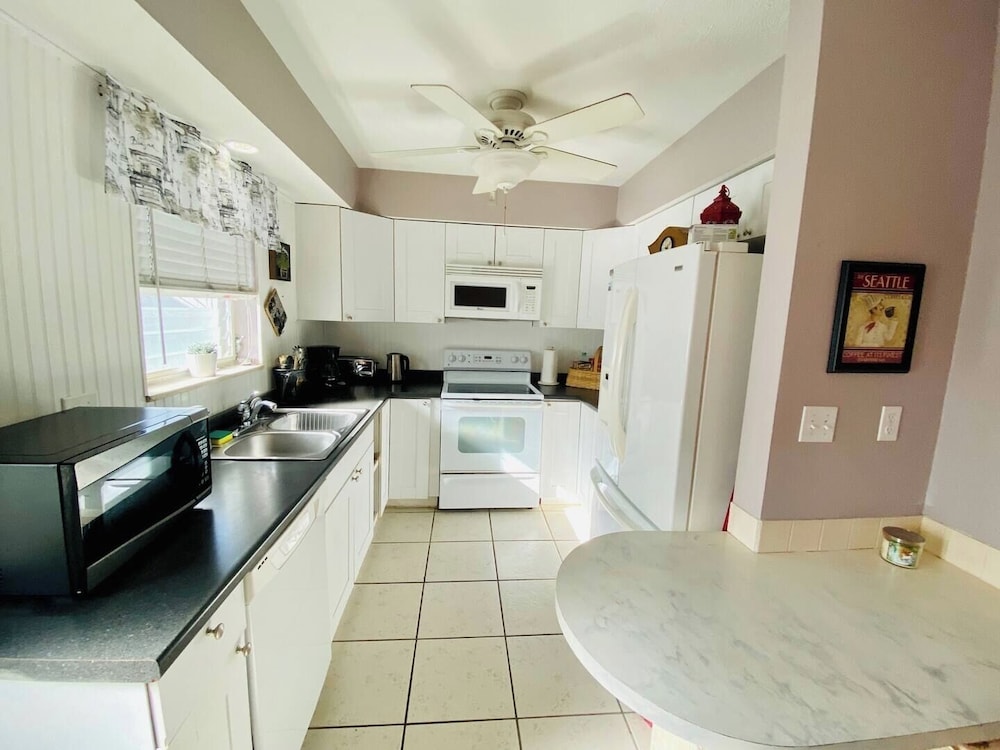 Cozy 2BR in Hollywood FL Pet Friendly