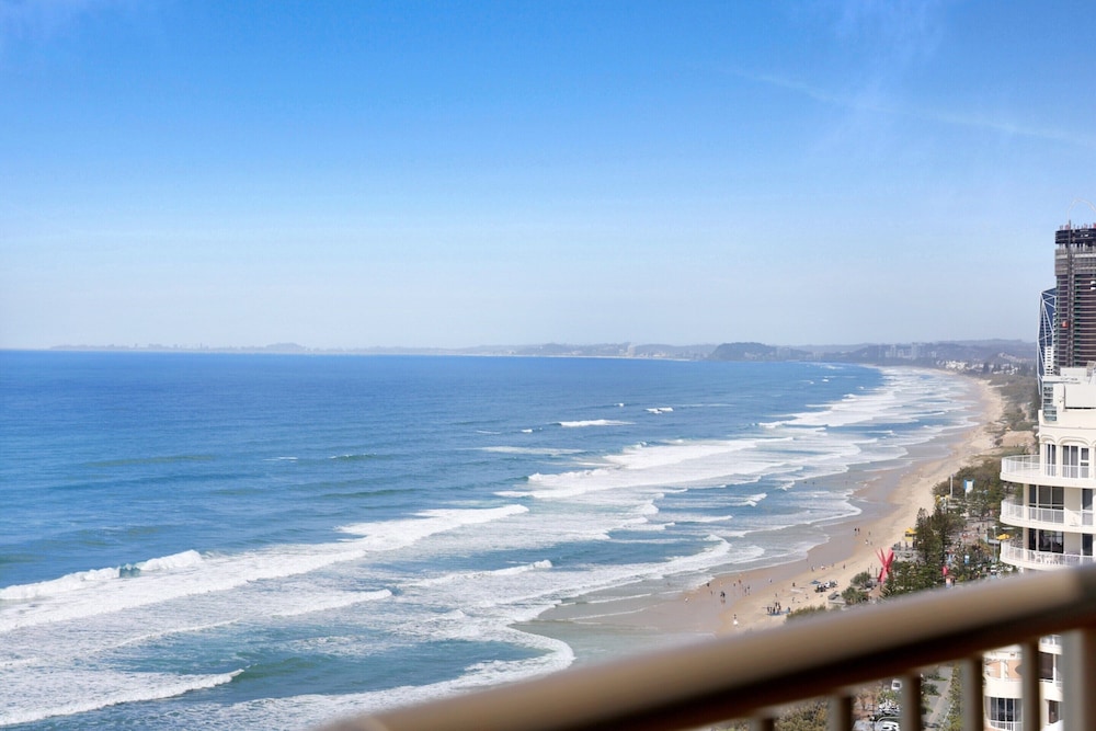 Beachfront Stylish Apartment With Ocean Views