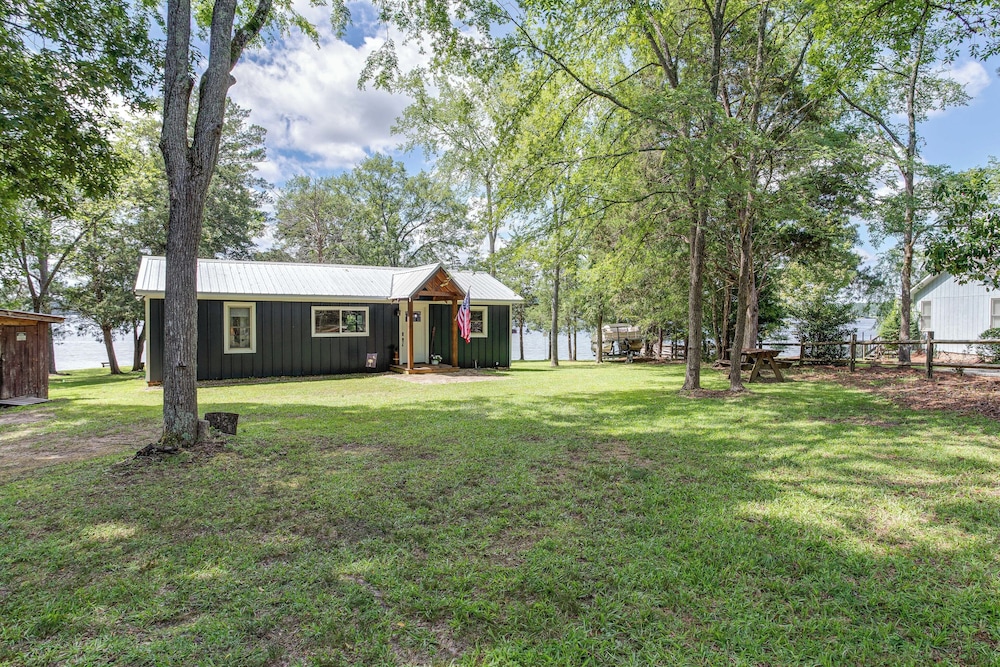 Lake Wateree Retreat: Dock & Screened Porch!