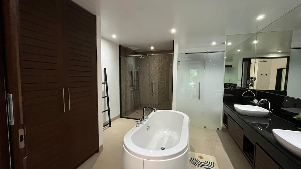 Beachfront and Pool 2 BR Apt- Selina 870