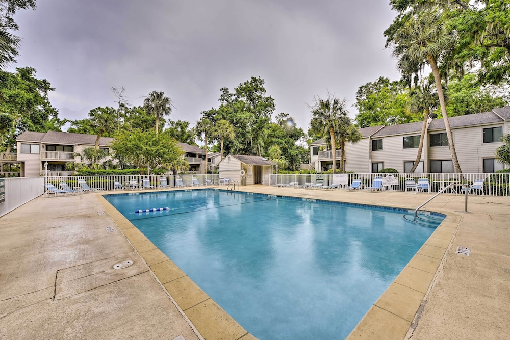 < 1 Mi to Beach: Condo w/ Community Perks in Hhi! view 2