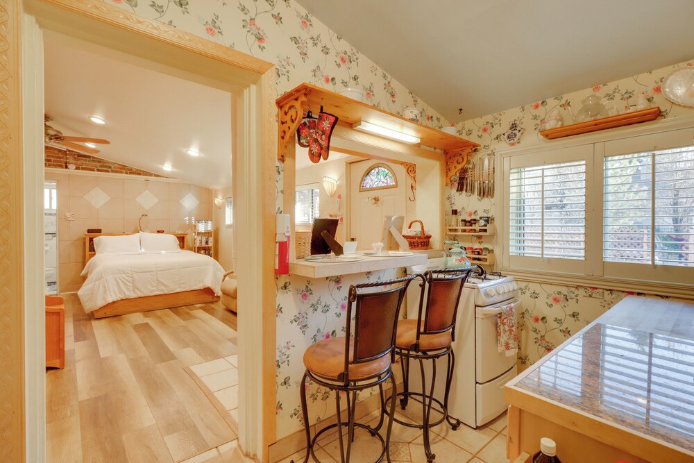 Close to Midtown! Cozy Reno 'river Cottage'