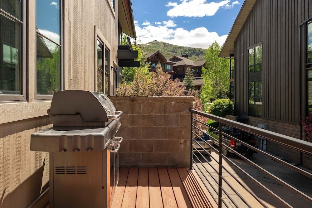 Blackhawk 2817 4 Bedroom Townhouse by RedAwning view 2