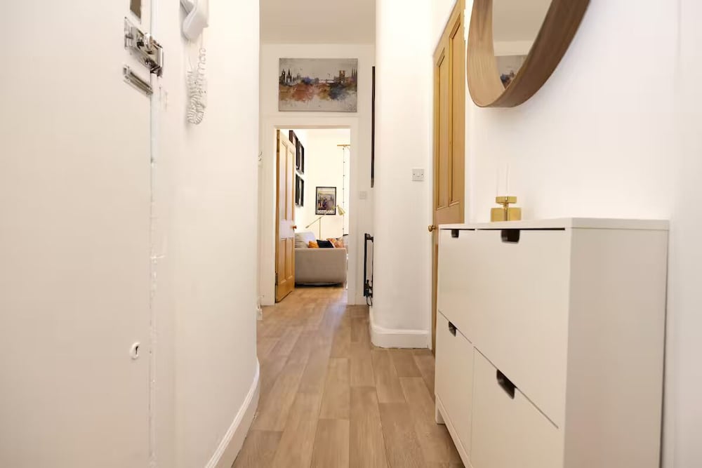 Bright and Modern Flat with desk