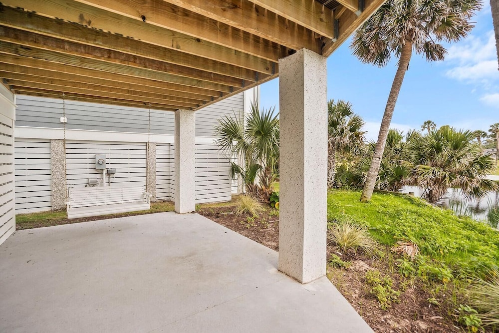 Spacious and Stylish 4-bed, 4.5-bath Home With Stunning Golf Views
