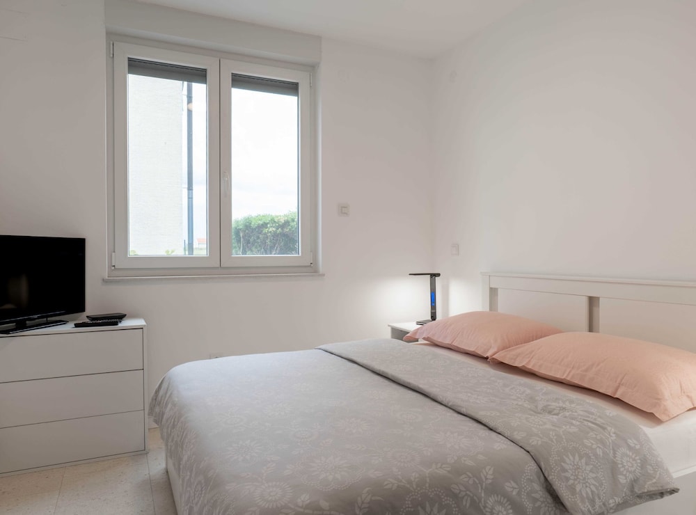 Spacious Povljana Apartment With Sea View and Terrace