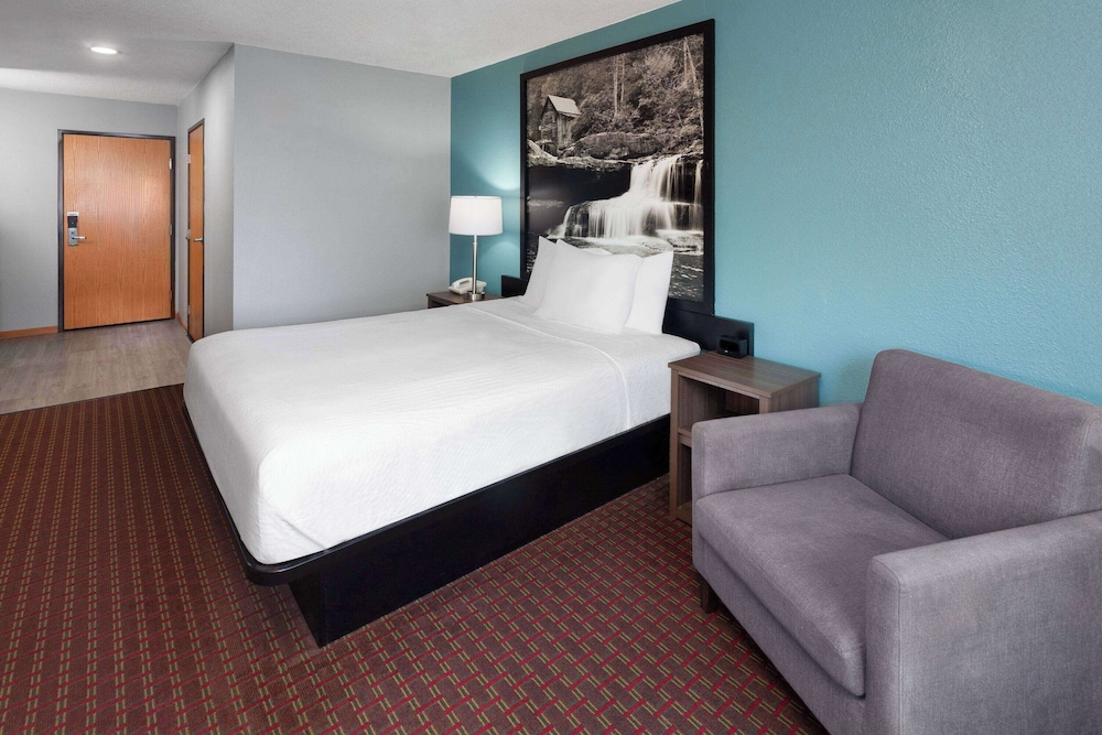 Super 8 by Wyndham McHenry/Fox Lake Area - Property Image 16