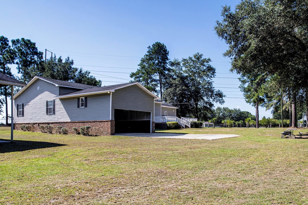 Large Yard & Historic Charm: Orangeburg Retreat!