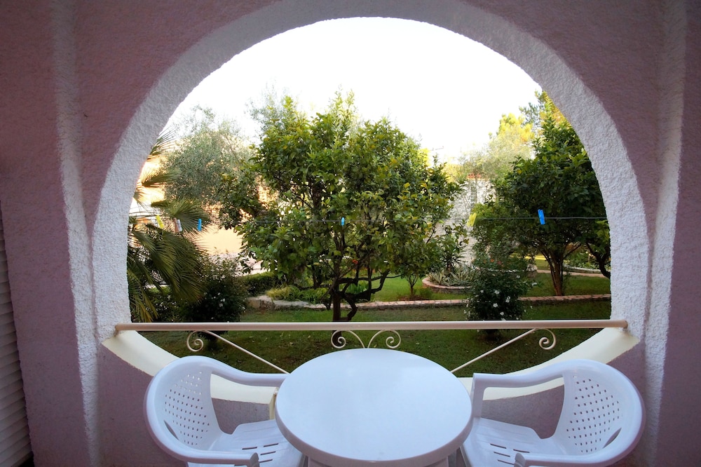 Mathraki Resort