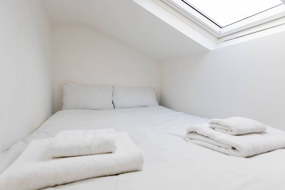 Contemporary 2 Bedroom Apartment on Columbia Road