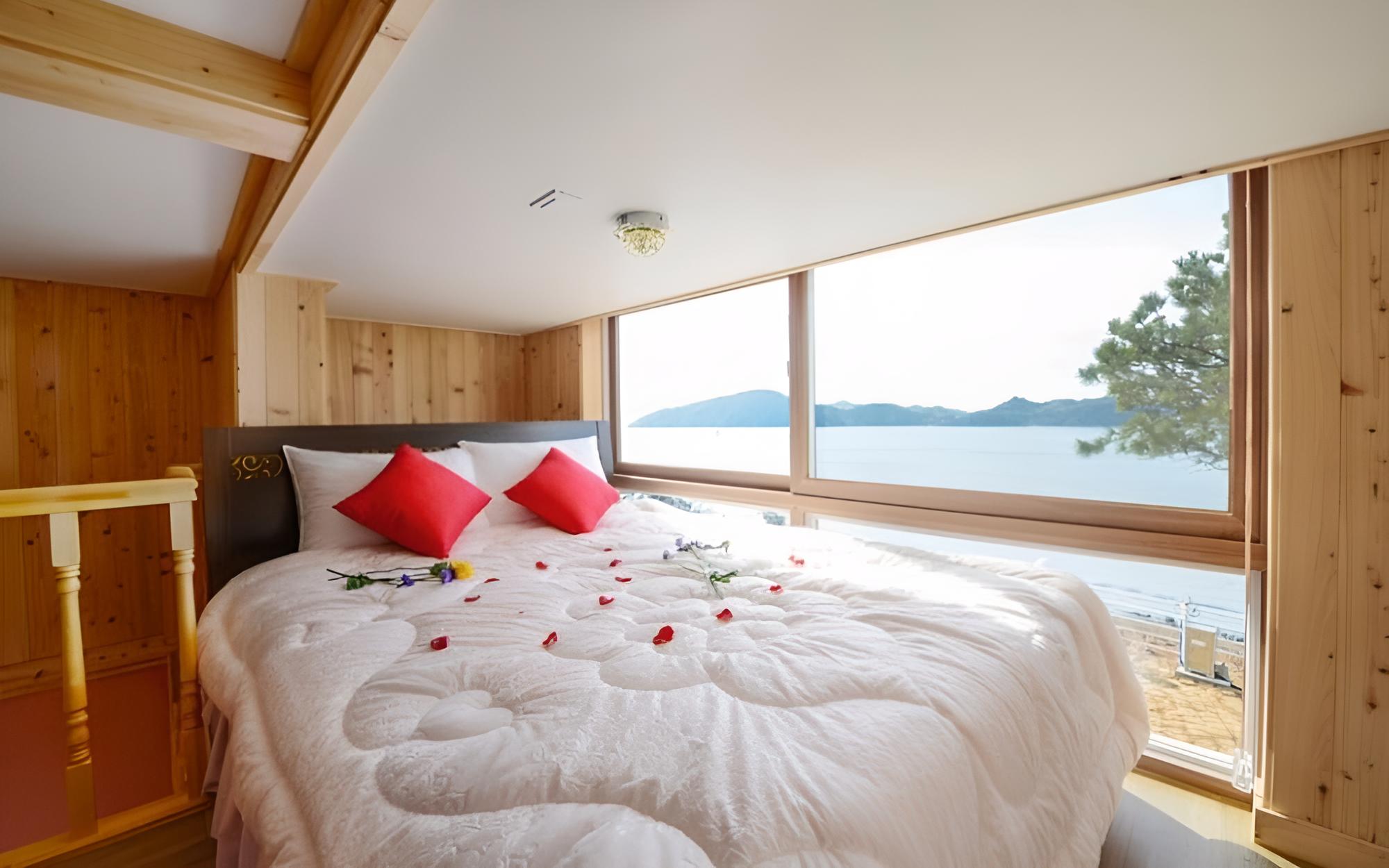 Yeosu The Sea of Counting Stars Pension view 4