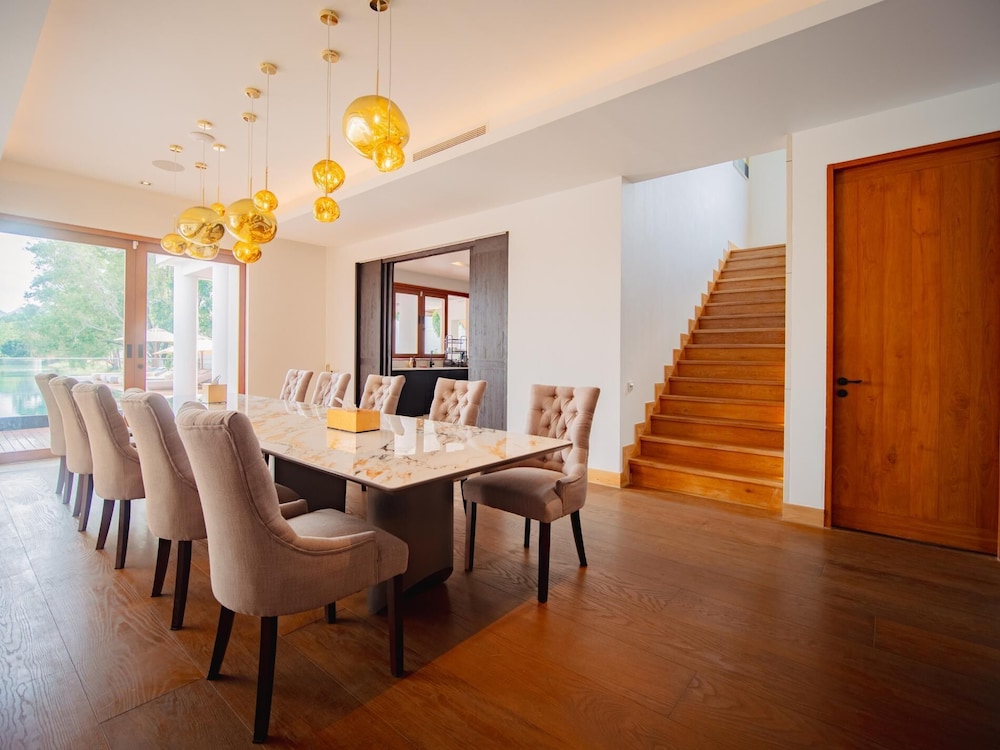 Luxurious 5bedroom White Estate Villa Private Lake