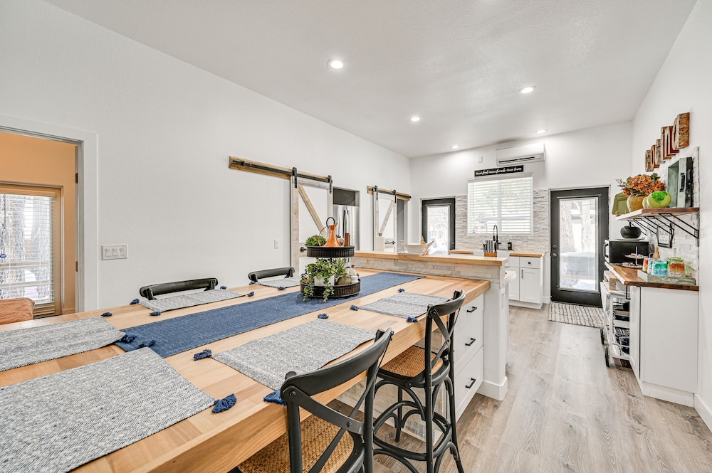 Grill & Patio: Charming Cabin in Munds Park