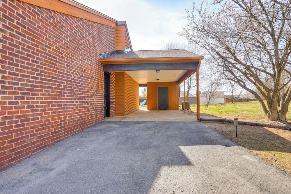 2 Mi to Jmu: Harrisonburg Home w/ Gas Grill