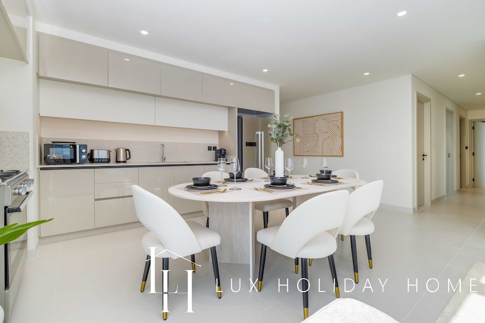 LUX The Marina Vista Beachfront Suite