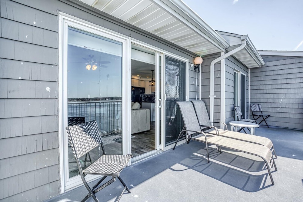Harbour Island 402m 2 Bedroom Condo
