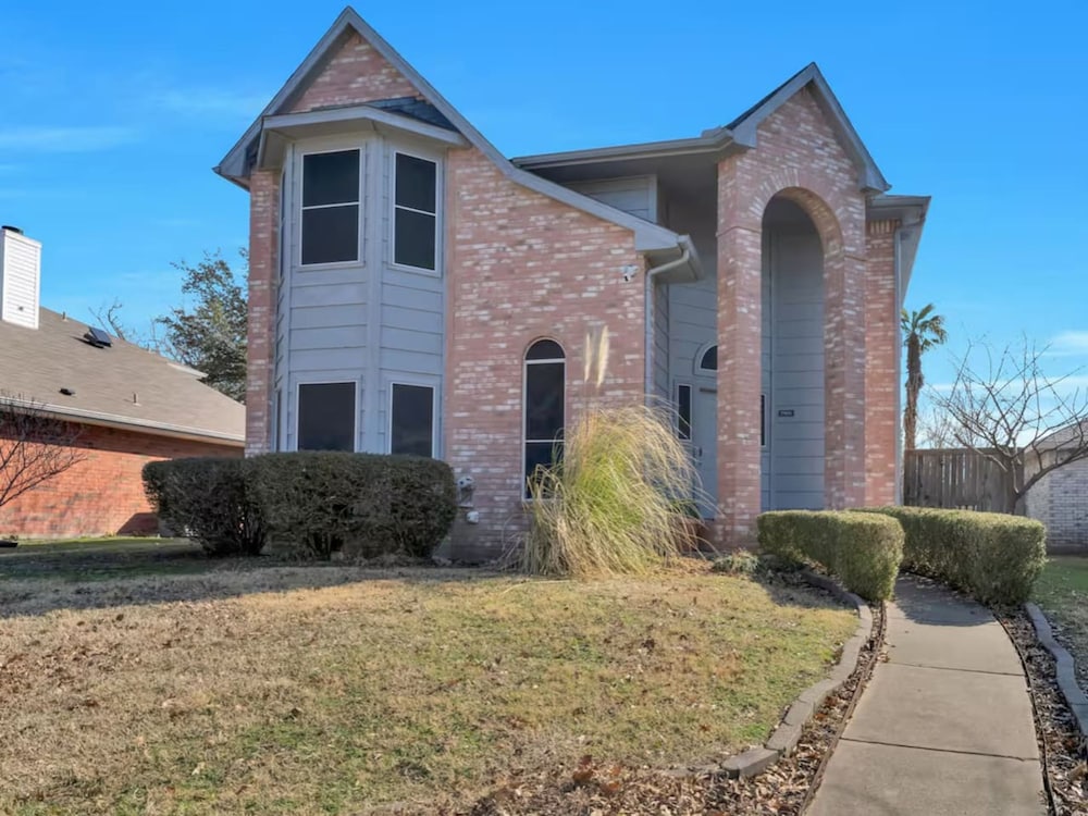 Frisco Castle 3BR Garage Parking Gated Backyard