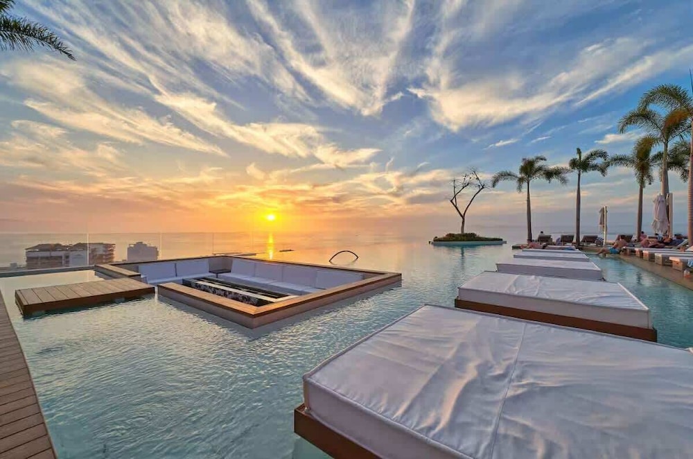 Soho PV Stunning Views Luxury Heated Rooftop Pool
