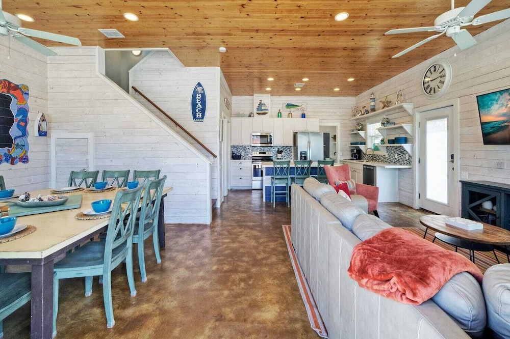 Sleeps 24, 2 Homes Pool, Backyard Tiki Bar, Fire Pit, Cornhole Walk to Beach