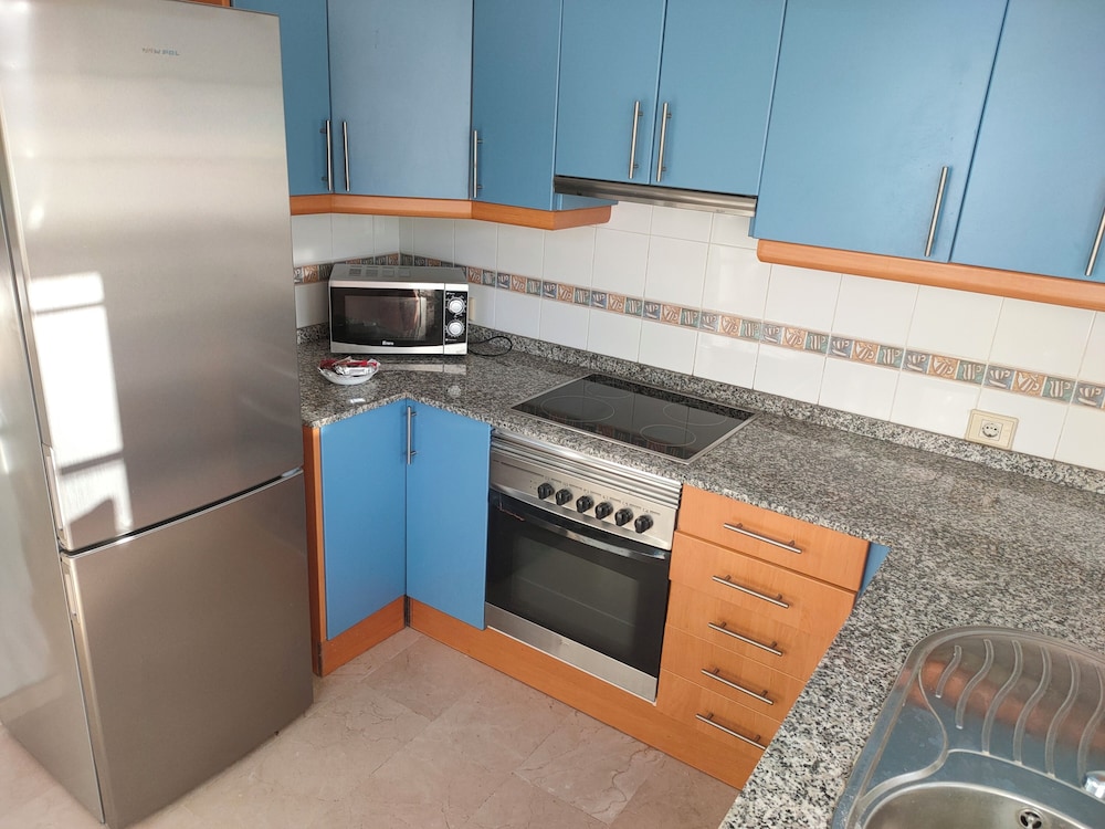 Comfortable Modern House With Jacuzzi, and Access to Swimming Pool