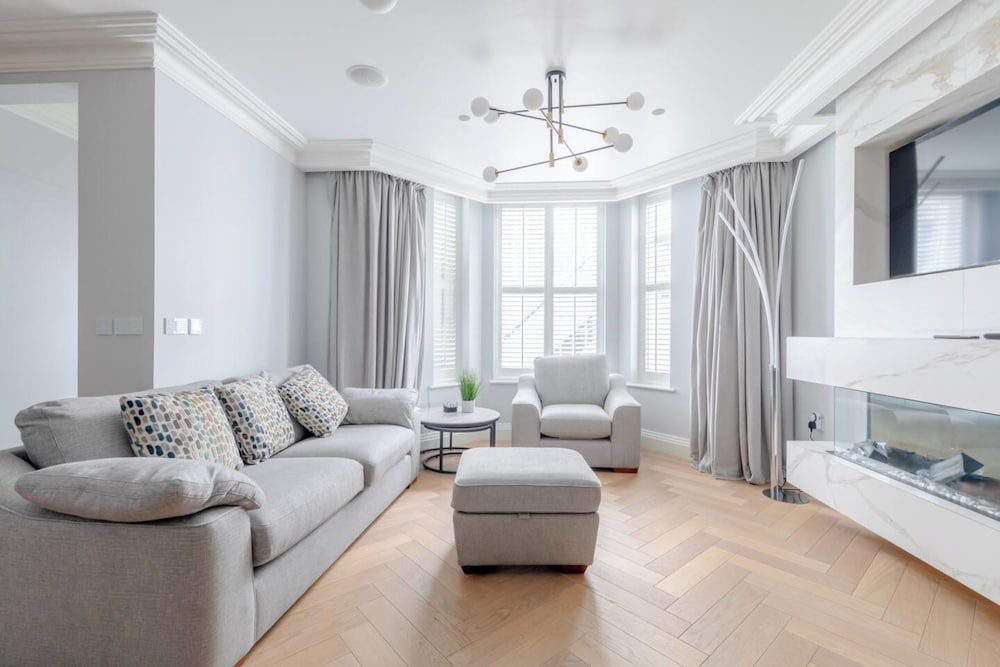 Beautifully Refurbished 2BD Flat - Earl's Court!
