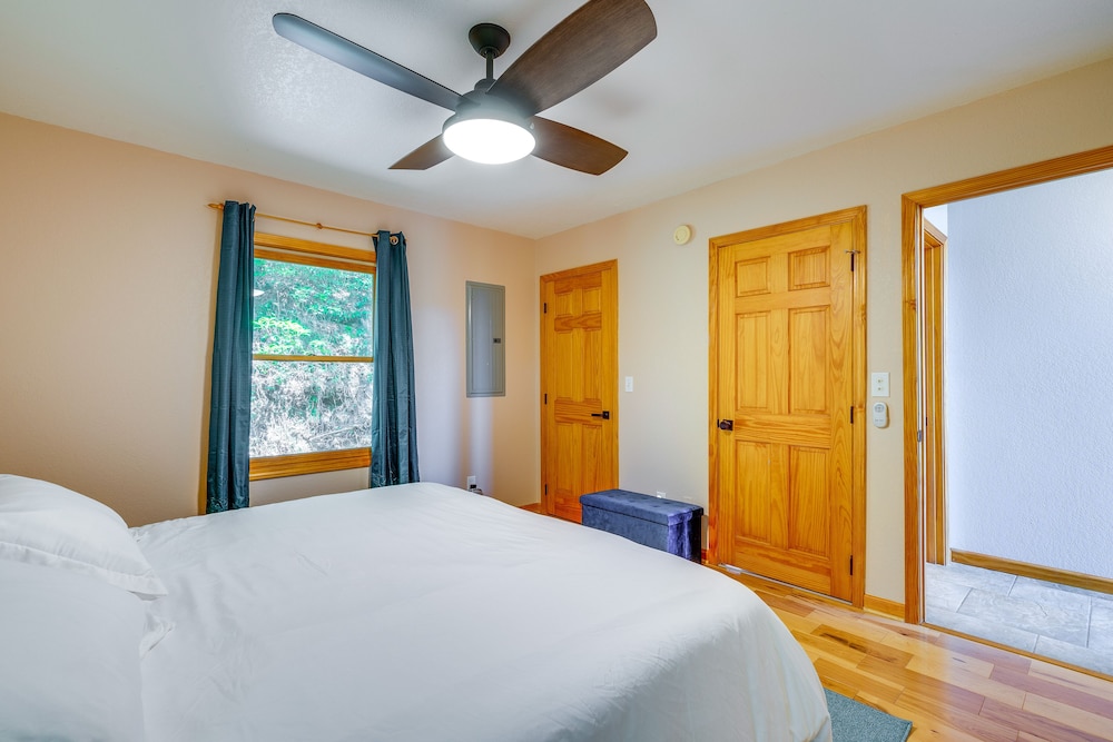 Cozy Murphy Cabin Retreat: Hot Tub & Mtn Views! view 4