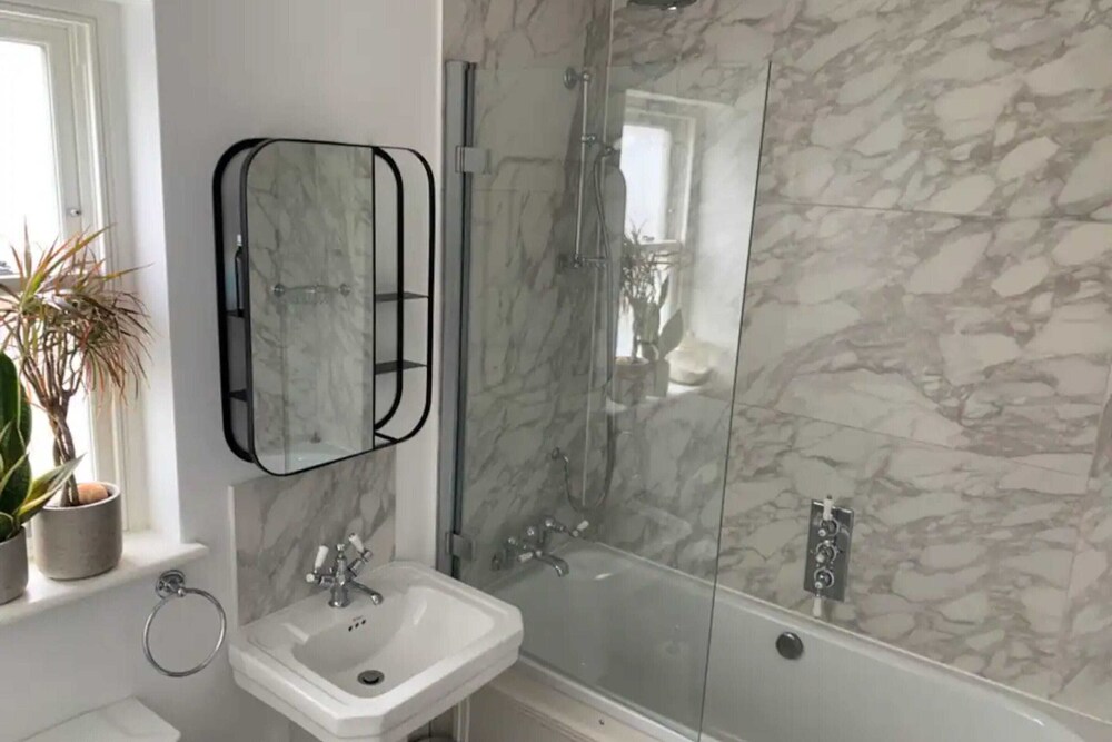 Serene 1BD Flat in Putney