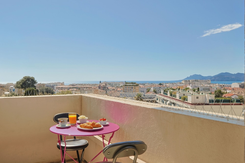 L Horizon in Cannes With 2 Bedrooms and 1 Bathrooms