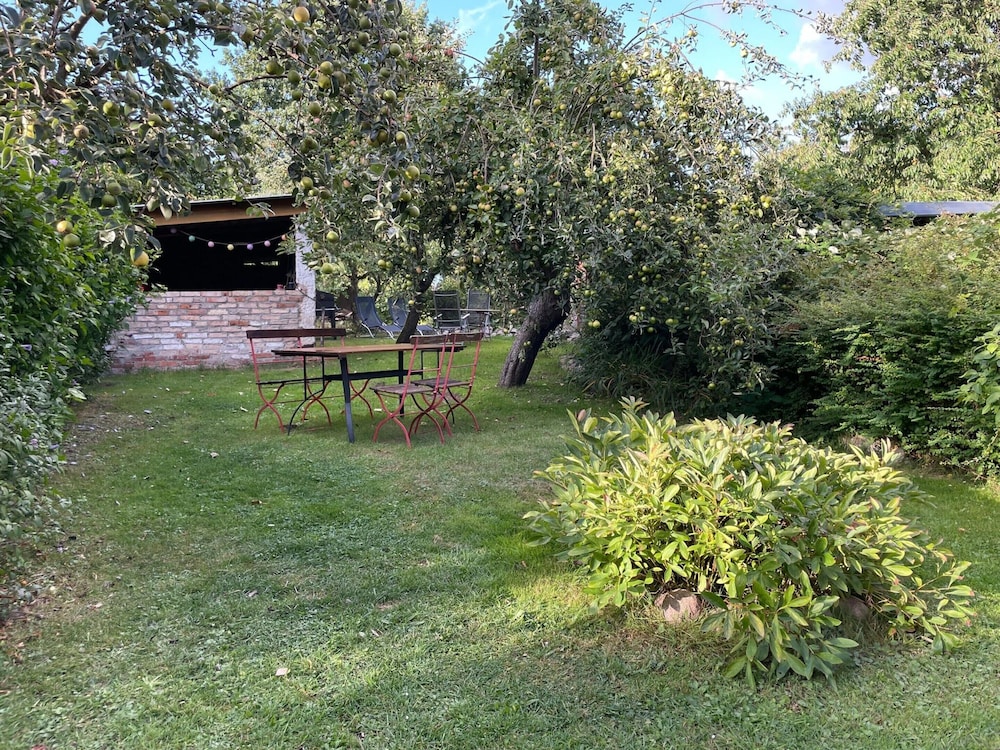 Retreat With Garden & Family Amenities