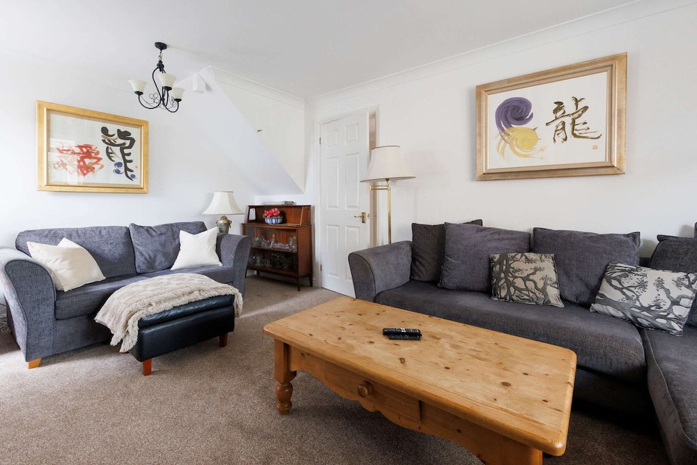 Spacious 4-bed Seaside Retreat in Selsey