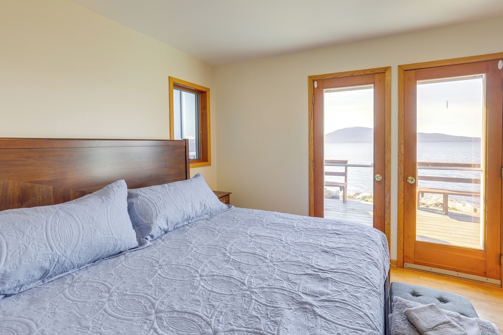 9 Mi to Mendenhall Glacier: Waterfront Juneau Home