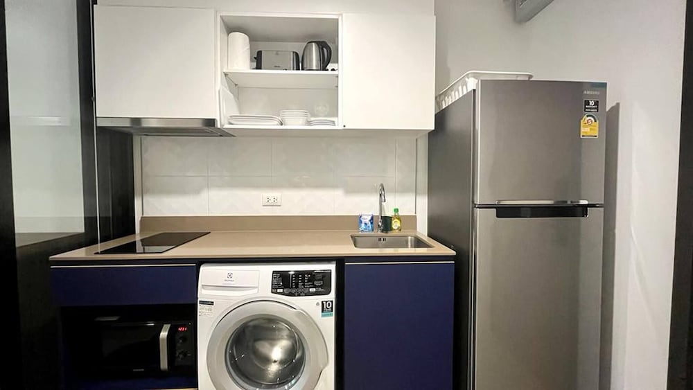 The Base - New Studio Great Location, Shared Pool