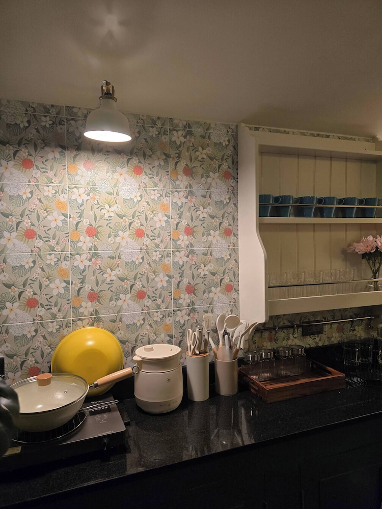 Homey Home UP Themed Near MRT Samyot