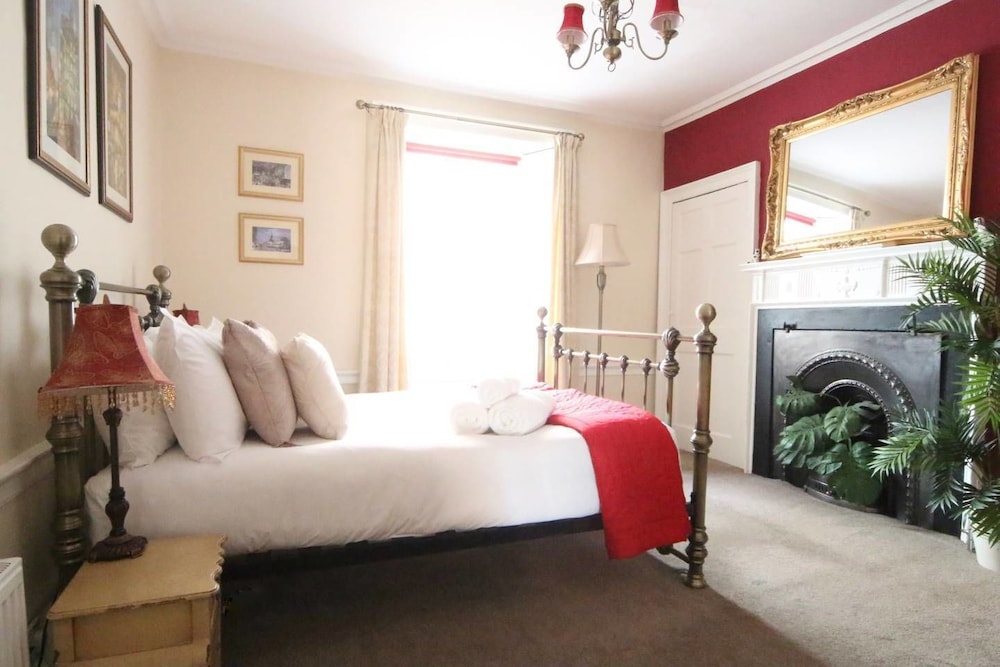 JOIVY Perfect Location - Stylish 2bd Rose St Apartment view 3