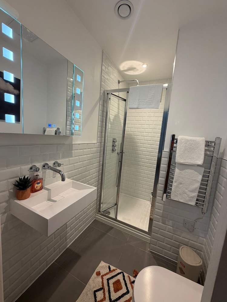Luxury 2 Bed Apt Seaview By Urban Roost