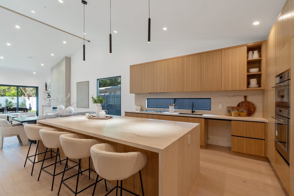 Noble Modern - Urban Sanctuary in Sherman Oaks With Poolside and Patio