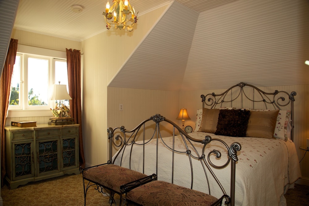 Monarch Cove Inn