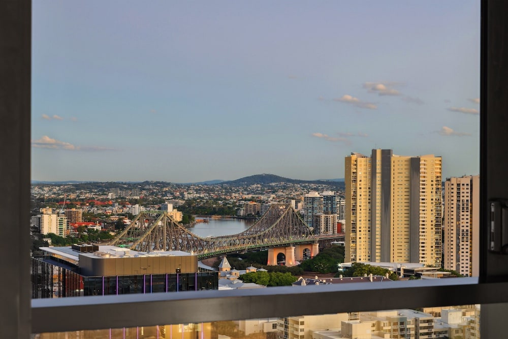 Fortitude Valley 3-bed, Top Floor + Bridge View