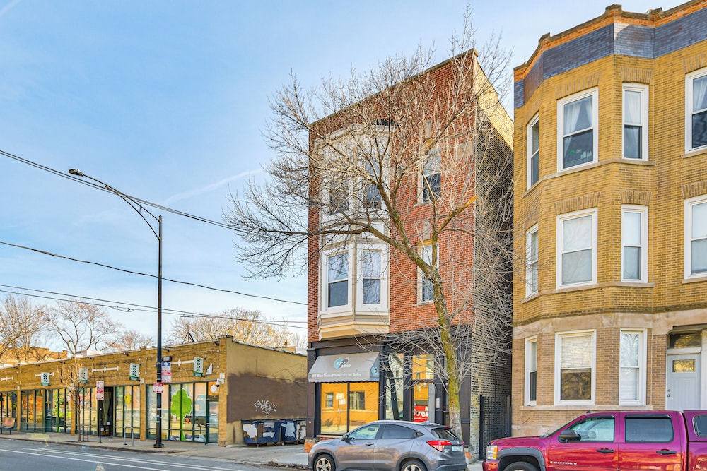 Walk to Blue Line: Sleek Apartment in Bucktown!
