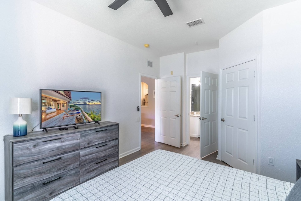 2821 Windsor Hills