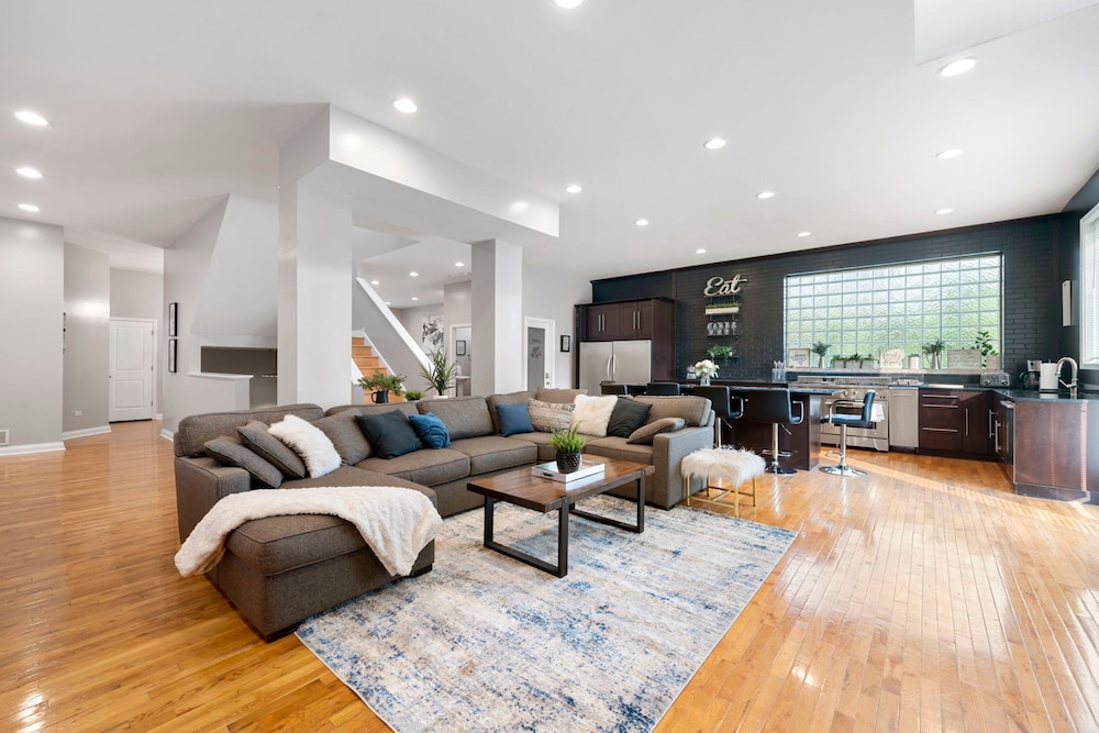 Spacious Luxury Retreat 8 Bed Oasis With 6 Baths