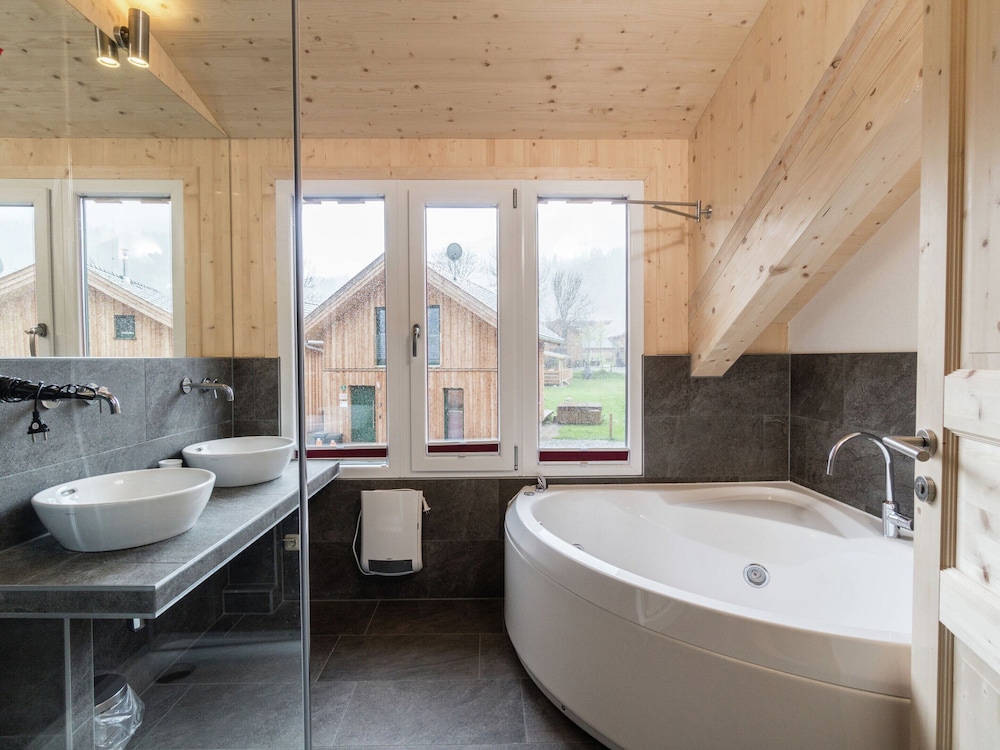 Cosy Chalet With hot tub
