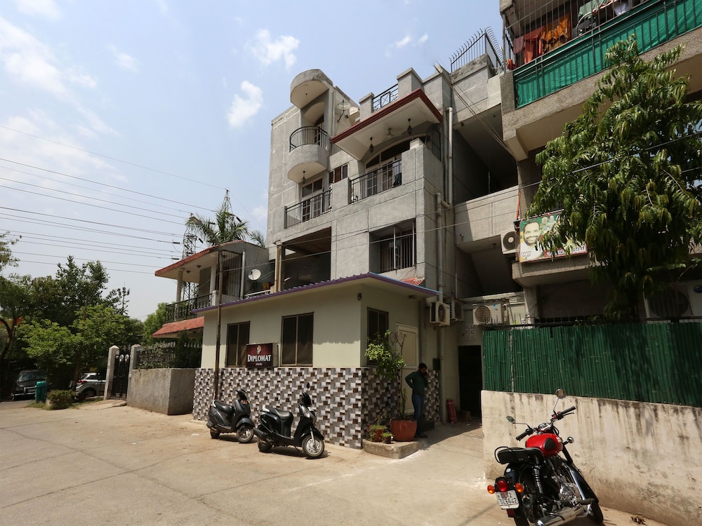 OYO 14389 Diplomat Suites