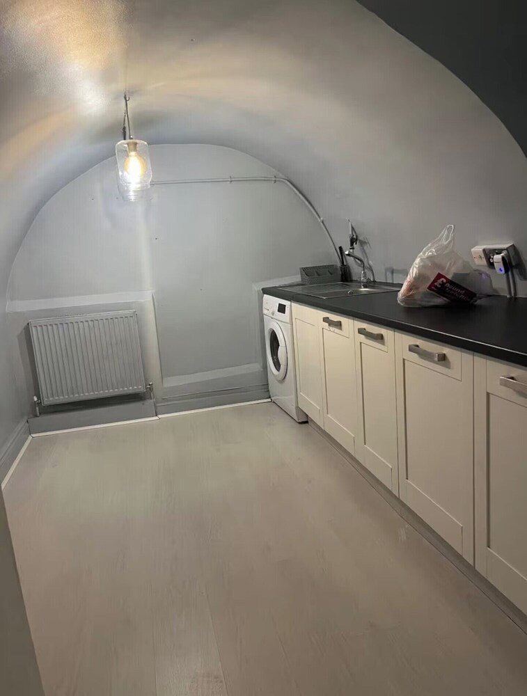 Cozy London Apartment With 2 Bedrooms&free Parking