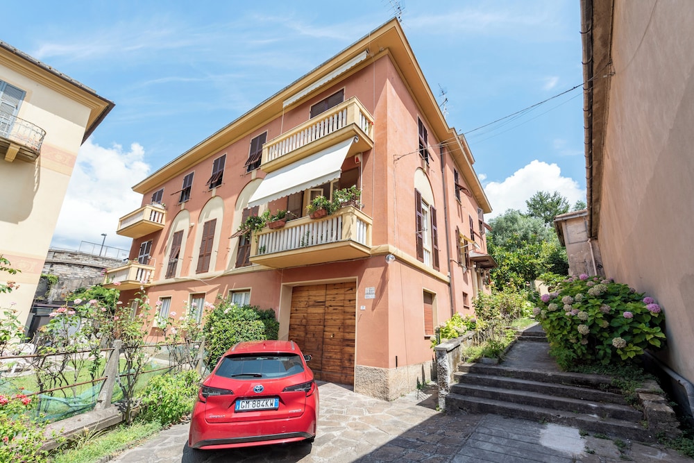Spacious 2-bedroom flat near the beach